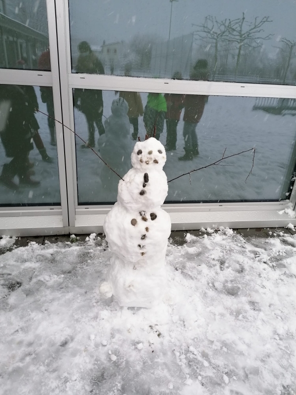 Die 1c baut Schneemänner